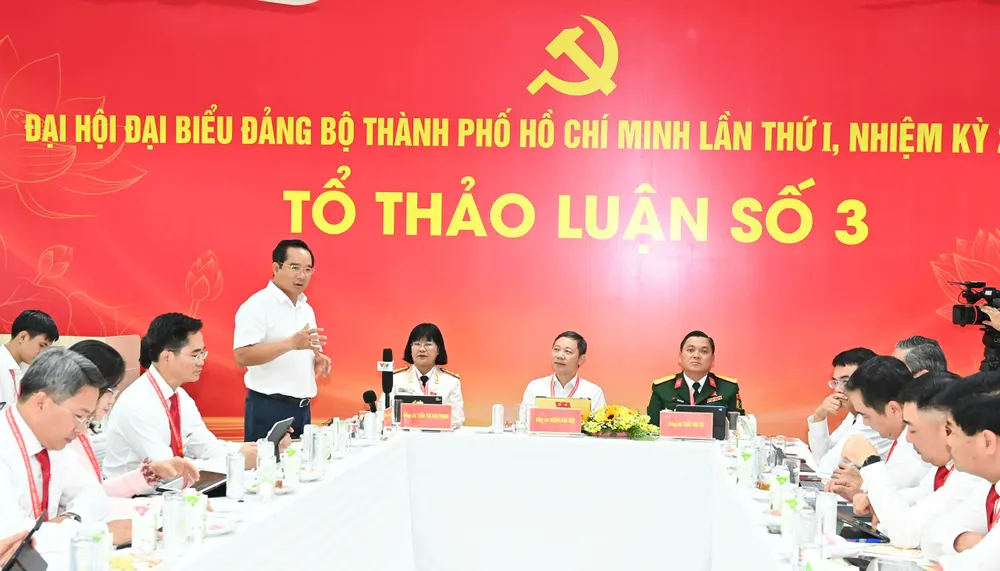 Các đại biểu dự Đại hội đại biểu Đảng bộ TPHCM lần thứ I thảo luận tại tổ có nội dung về góp ý Dự thảo văn kiện Đại hội XIV của Đảng. Ảnh: HOÀNG HÙNG 26-10. 1.jpg