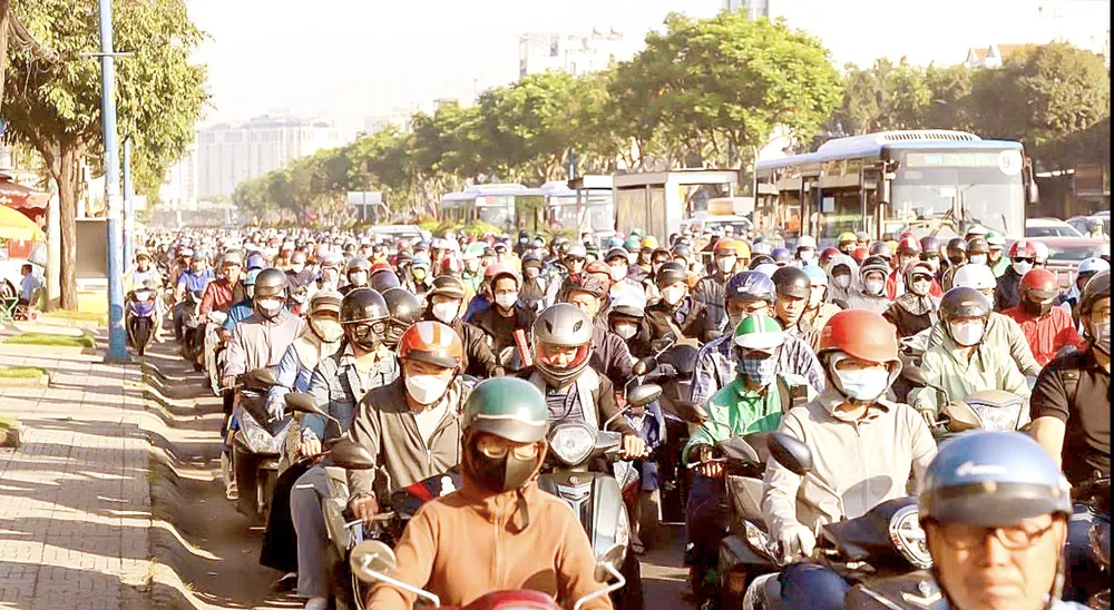 Изображение транспортных средств на улице Конг Хоа в Хошимине. Фото: ЦУОК ХУНГ Ảnh chụp Màn hình 2025-11-06 lúc 17.36.52.png