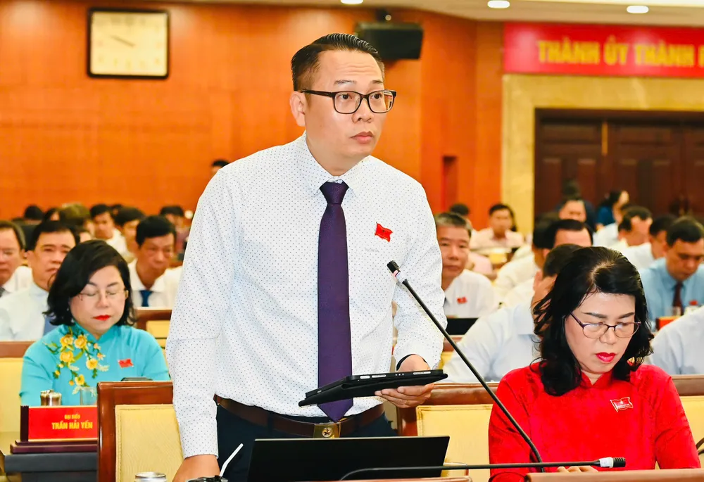 ĐB Nguyễn Đức Hiếu đặt câu hỏi. Ảnh: VIỆT DŨNG