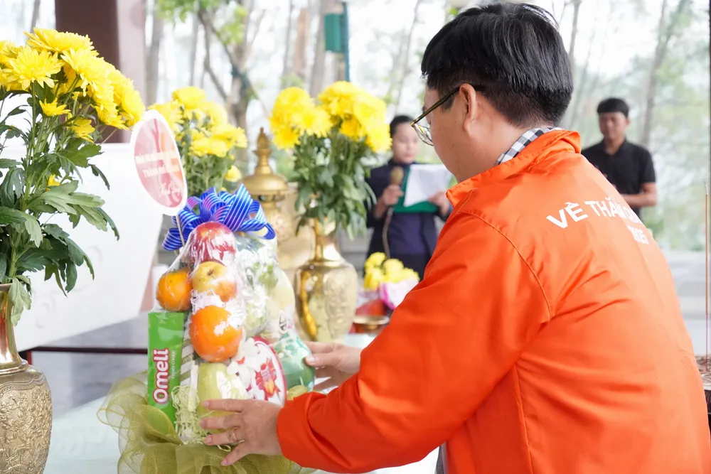 Biträdande chef för kultur- och socialkommittén i Ho Chi Minh-stadens folkråd, Nguyen Van Tuan, höll bön vid fru Hoang Thi Loans grav. 6HH03979.JPG