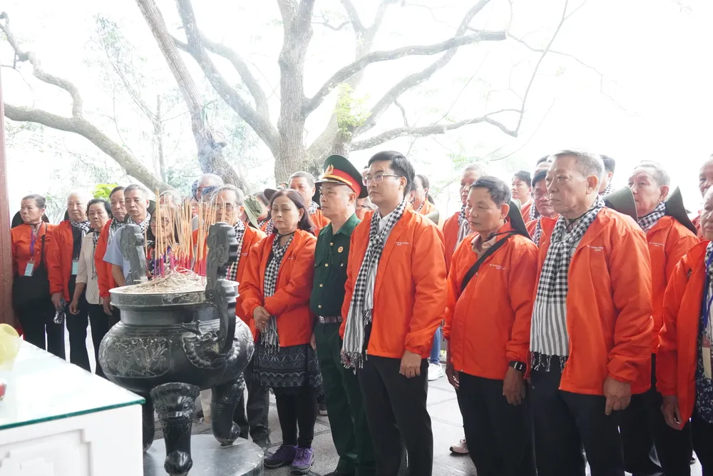 Delegationen besökte fru Hoang Thi Loans grav på berget Dong Tranh. 6HH03980.JPG