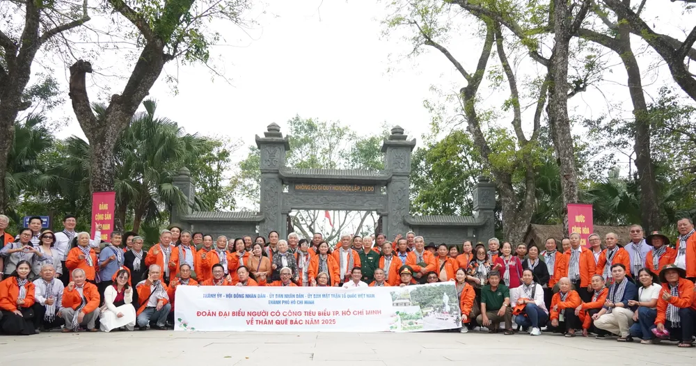 Delegation av exemplariska förtjänstfulla individer från Ho Chi Minh-staden till Kim Lien National Special Historical Site. 6HH04203.JPG