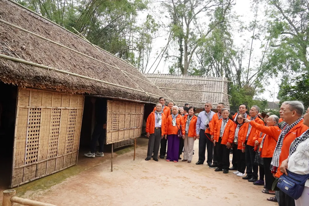 Gruppen besökte Sen Village – president Ho Chi Minhs förfäders hem. 6HH04251.JPG