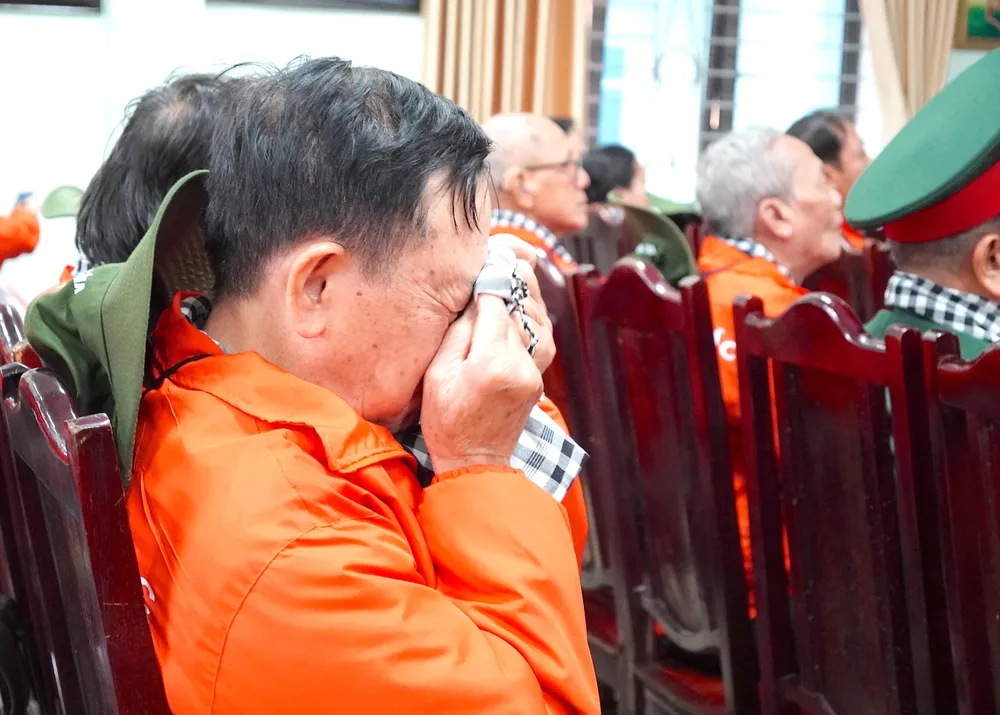 អតីតយុទ្ធជនមានការរំជួលចិត្តយ៉ាងខ្លាំងនៅពេលដែលពួកគេបានឮការពន្យល់អំពីការលះបង់របស់ទាហាននៅផ្លូវបំបែកដុងឡុក។ 6HH04684.JPG