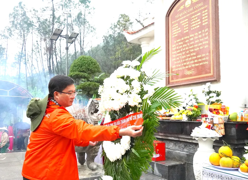 លោក ង្វៀន វ៉ាន់ ទួន អនុប្រធានគណៈកម្មាធិការវប្បធម៌ និងសង្គមកិច្ច នៃក្រុមប្រឹក្សាប្រជាជនទីក្រុងហូជីមិញ និងគណៈប្រតិភូរបស់លោក បានអញ្ជើញដាក់កម្រងផ្កា ដើម្បីរំលឹកដល់វីរភាពយុទ្ធជនដែលបានពលីជីវិតរបស់ពួកគេ នៅផ្លូវបំបែកដុងឡុក។ 6HH04710.JPG