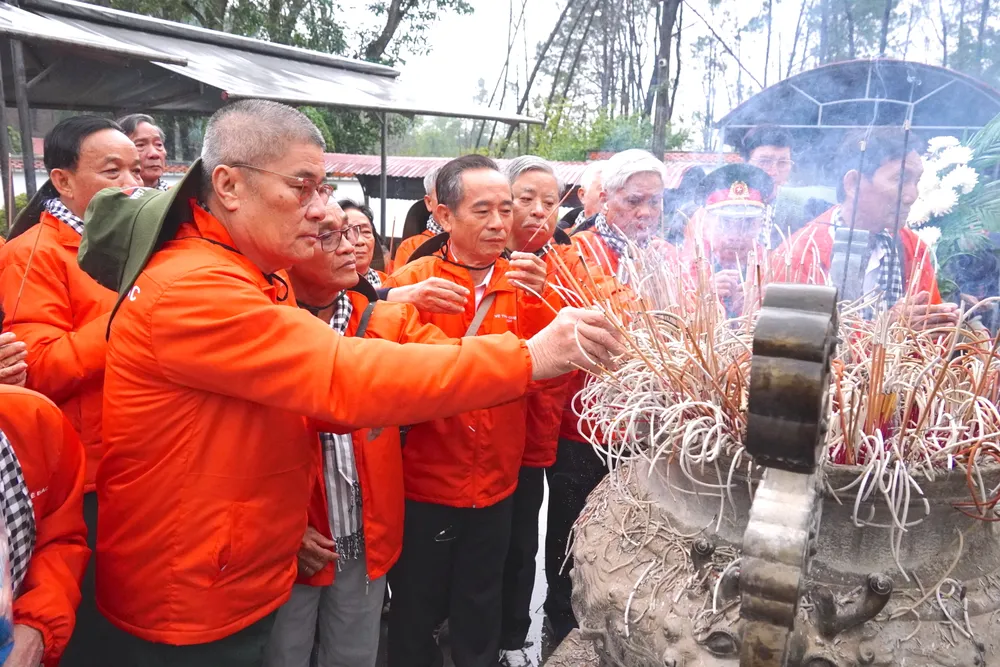 គណៈប្រតិភូបានអុជធូបដើម្បីឧទ្ទិសកុសលដល់ការលះបង់ដ៏អស្ចារ្យរបស់វីរជនពលី។ 6HH04745.JPG