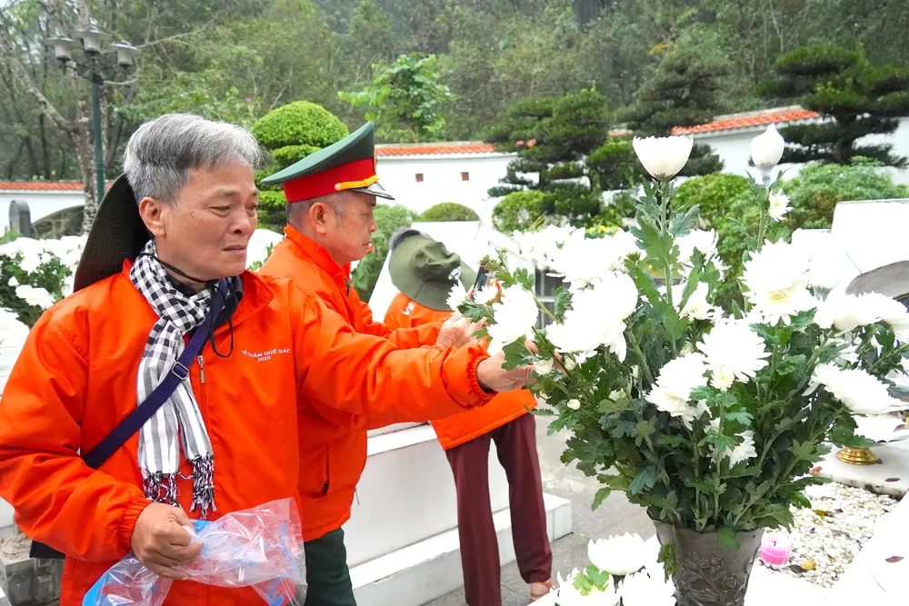 គណៈប្រតិភូបានដាក់ផ្កានៅផ្នូរនីមួយៗរបស់យុវជនស្ម័គ្រចិត្តទុក្ករបុគ្គលចំនួន ១០ នាក់។ 6HH04759.JPG