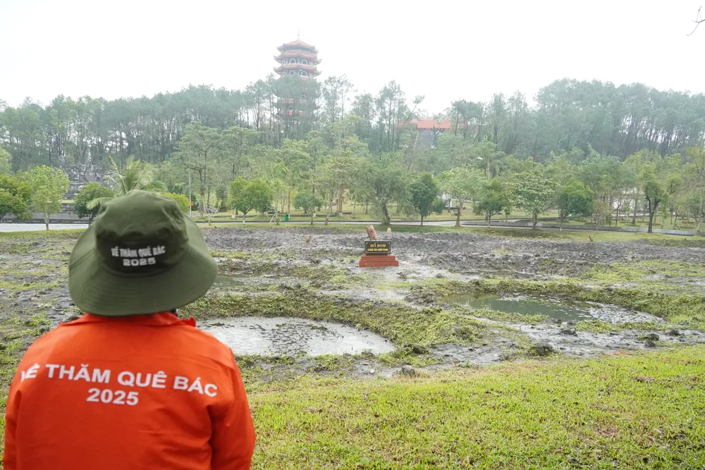 ការបង្កើតឡើងវិញនូវរណ្ដៅគ្រាប់បែកដែលសត្រូវបន្សល់ទុកនៅផ្លូវបំបែកដុងឡុក។ 6HH04941.JPG