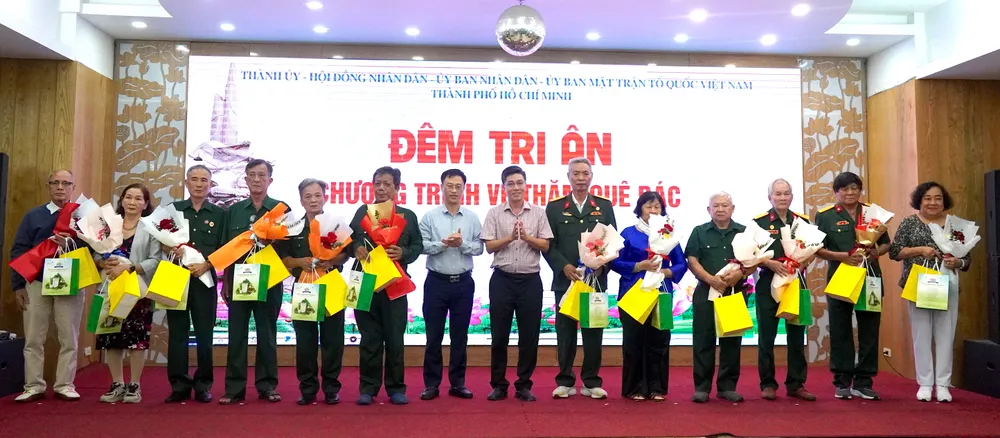 គណៈប្រតិភូបានទទួលអំណោយពីទីក្រុងហូជីមិញ និងខេត្តង៉េអាន។ 6HH05003.JPG