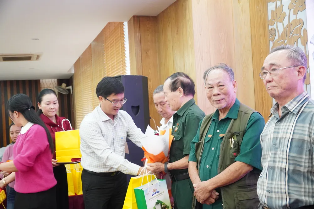 លោក ង្វៀន វ៉ាន់ ទួន អនុប្រធានគណៈកម្មាធិការវប្បធម៌ និងសង្គមកិច្ច នៃក្រុមប្រឹក្សាប្រជាជនទីក្រុងហូជីមិញ បានប្រគល់អំណោយដល់គណៈប្រតិភូ។ 6HH05016.JPG