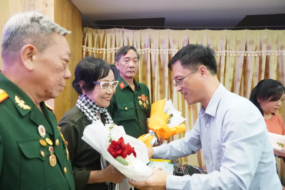 លោក Le Van Linh អនុប្រធានមន្ទីរកិច្ចការផ្ទៃក្នុងខេត្ត Nghe An បានប្រគល់អំណោយពីខេត្ត Nghe An ជូនដល់គណៈប្រតិភូ។ 6HH05064.JPG