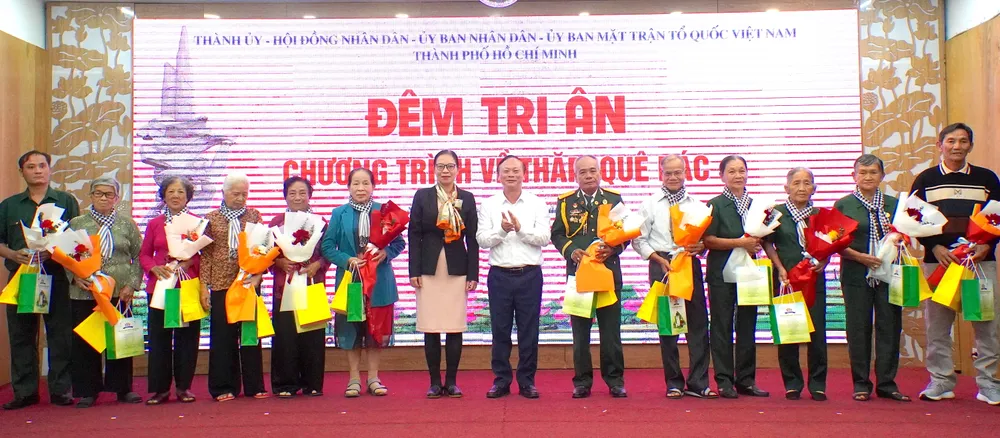 គណៈប្រតិភូបានទទួលអំណោយពីទីក្រុងហូជីមិញ និងខេត្តង៉េអាន។ 6HH05095.JPG