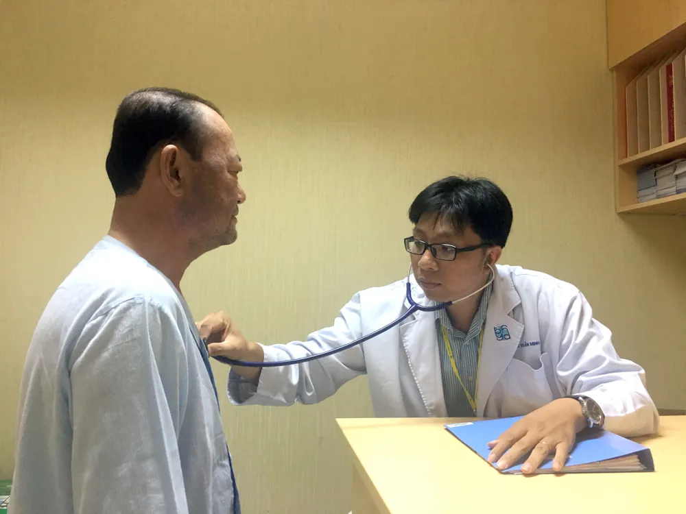 Bác sĩ đang khám cho người mắc tiểu đường