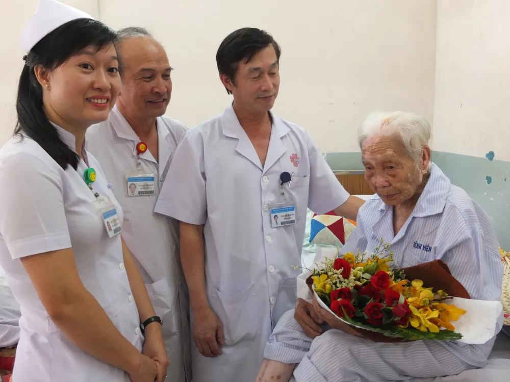 Các bác sĩ chúc mừng Bà mẹ Việt Nam Anh hùng N.T.P xuất viện