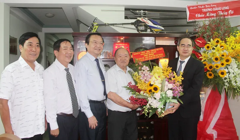 Bí thư Thành ủy TPHCM Nguyễn Thiện Nhân thăm, chúc mừng các nhà giáo lão thành ảnh 1 Bí thư Thành ủy TPHCM Nguyễn Thiện Nhân thăm, chúc mừng các nhà giáo lão thành ảnh 1