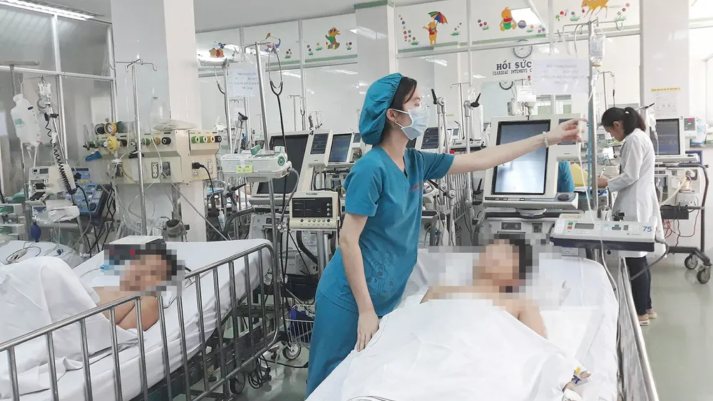 Bác sĩ đang chăm sóc và điều trị cho bệnh nhi