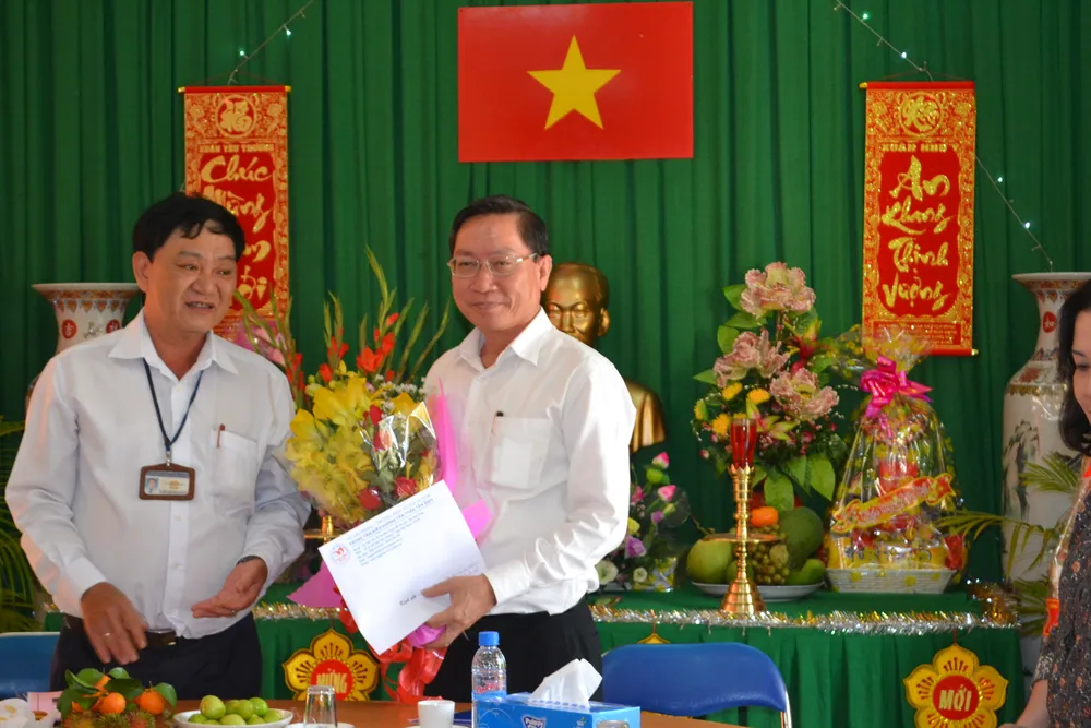 Xúc động cảnh bệnh nhân tâm thần hát ca khúc tết tặng lãnh đạo TP đến thăm ảnh 2