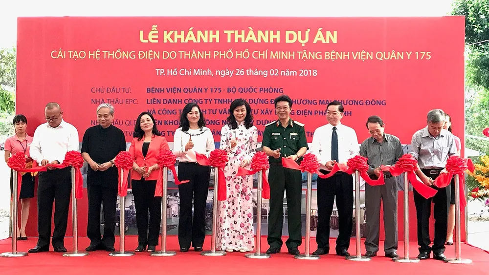 Các đại biểu thực hiện nghi thức khánh thành dự án cải tạo hệ thống điện Bệnh viện Quân y 175