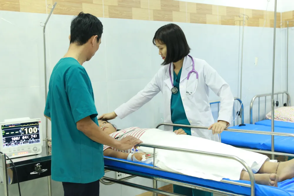 Bác sĩ thăm khám cho bệnh nhi sau ca nội soi