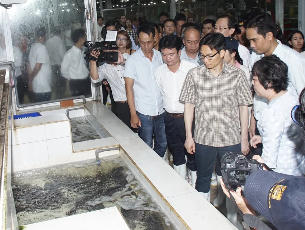 Phó thủ tướng Vũ Đức Đam thị sát chợ đầu mối Bình Điền lúc nửa đêm ảnh 1