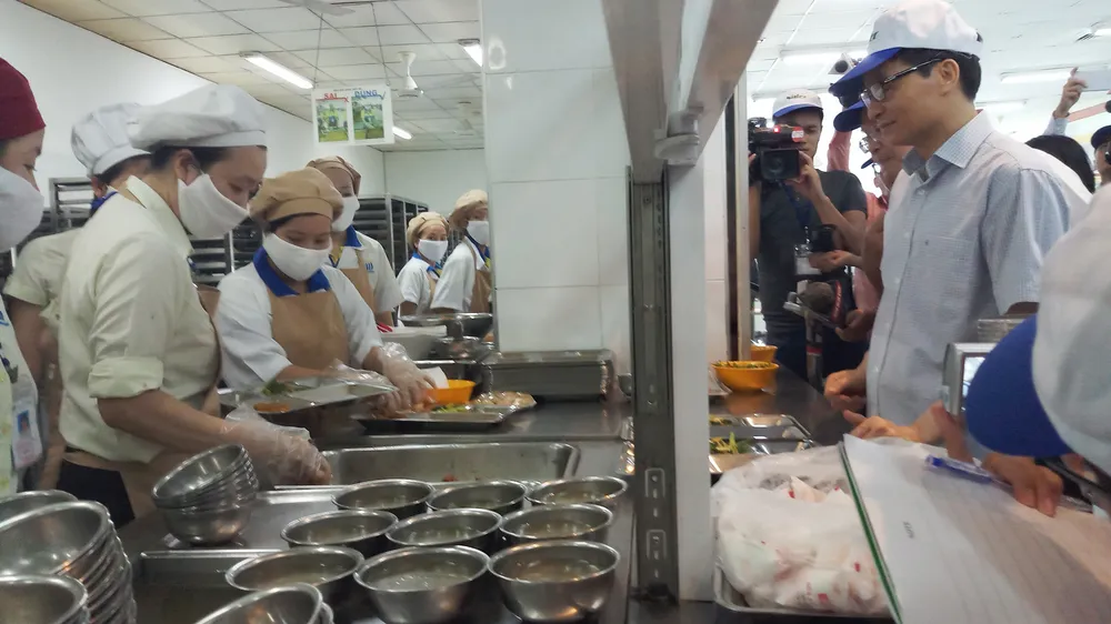 Phó thủ tướng Vũ Đức Đam thị sát chợ đầu mối Bình Điền lúc nửa đêm ảnh 6