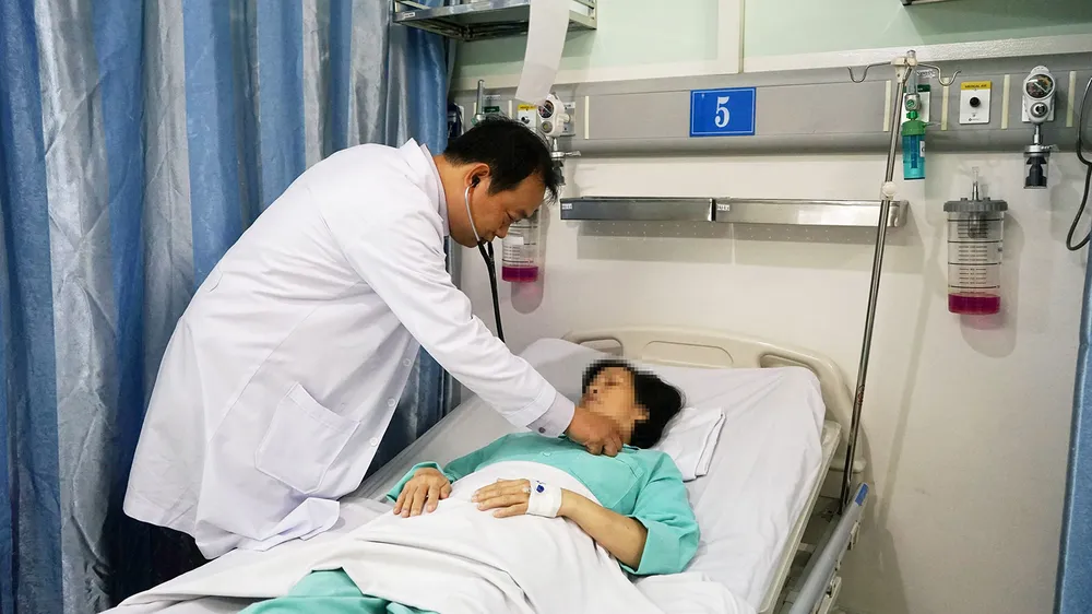 Bác sĩ đang thăm khám cho bệnh nhân