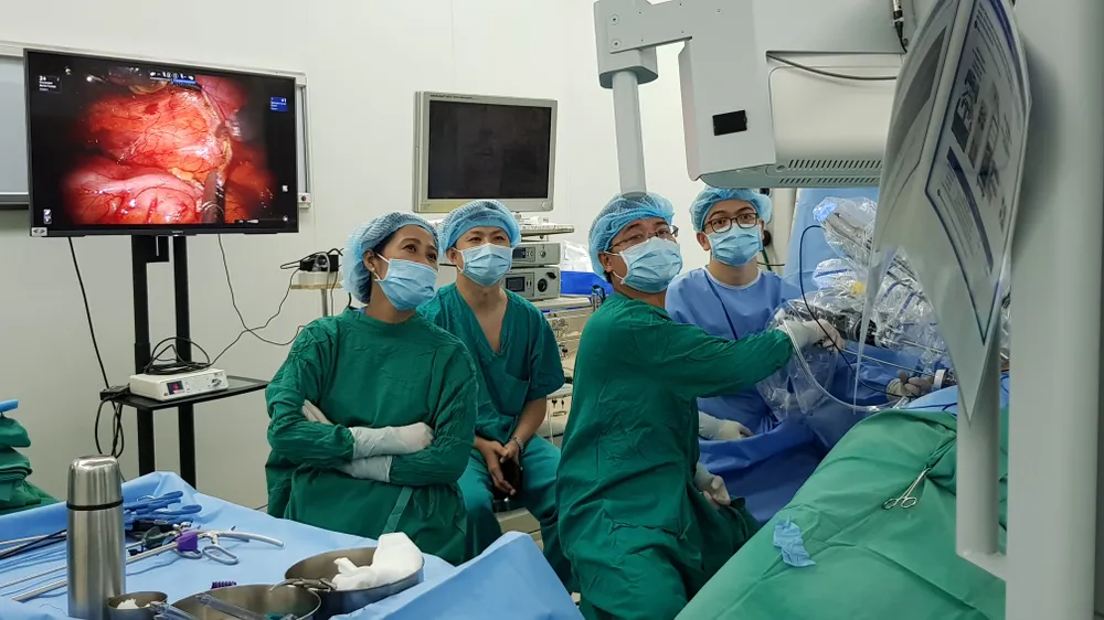 Các bác sĩ đang tiến hành phẫu thuật