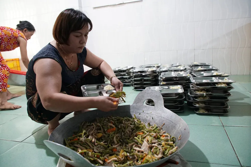 Tạm đình chỉ một cơ sở cung cấp suất ăn không đảm bảo an toàn thực phẩm  ảnh 1