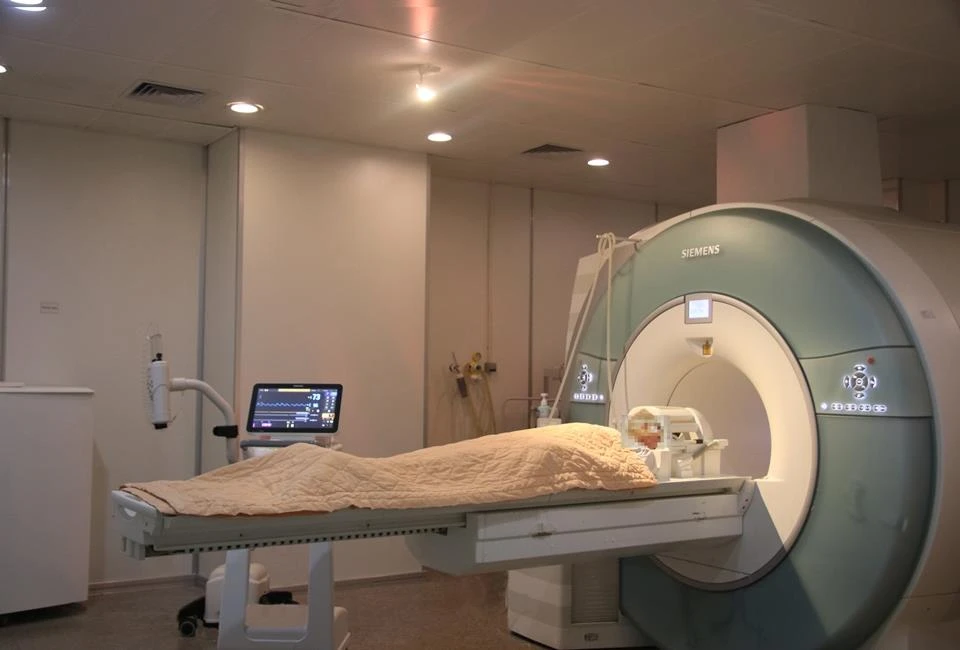 Bệnh nhân đã được gây mê và chuẩn bị chụp MRI