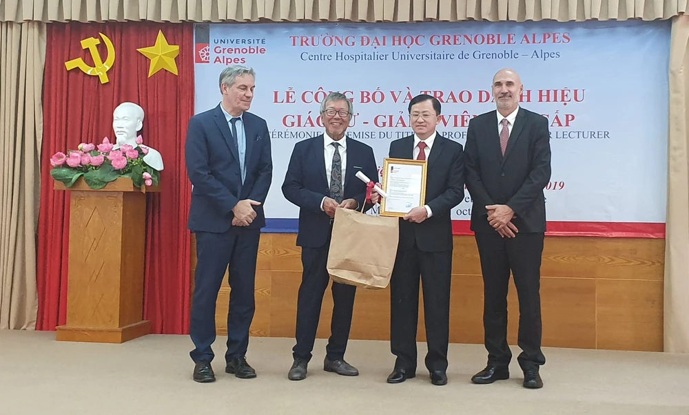 Đại diện Trường Đại học Grenoble Aples trao tặng danh hiệu Giáo sư - Giảng viên cao cấp cho bác sĩ Phù Chí Dũng