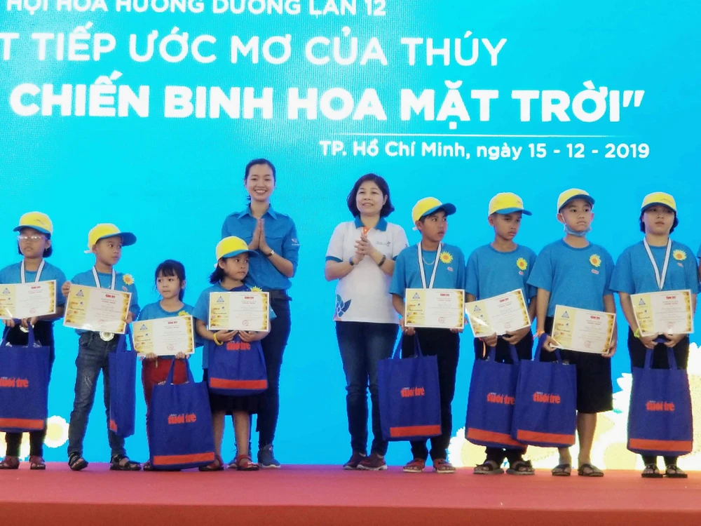 Ban tổ chức trao học bổng "Ước mơ của Thúy" cho bệnh nhi khỏi bệnh trở lại trường