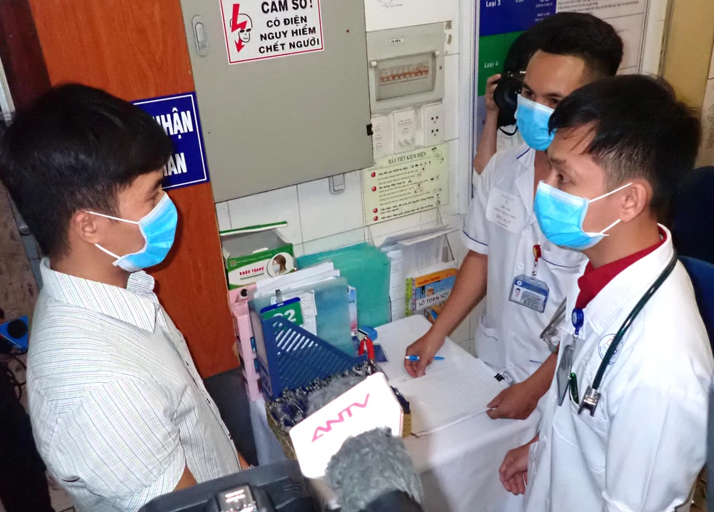 Diễn tập 2 tình huống khẩn cấp tiếp nhận bệnh nhân nhiễm virus Corona ảnh 2 Diễn tập 2 tình huống khẩn cấp tiếp nhận bệnh nhân nhiễm virus Corona ảnh 2