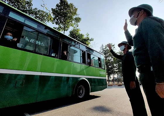 Các chiến sĩ Sư đoàn 317 chia tay các trường hợp hoàn thành 14 ngày cách ly. Ảnh: HOÀNG HÙNG