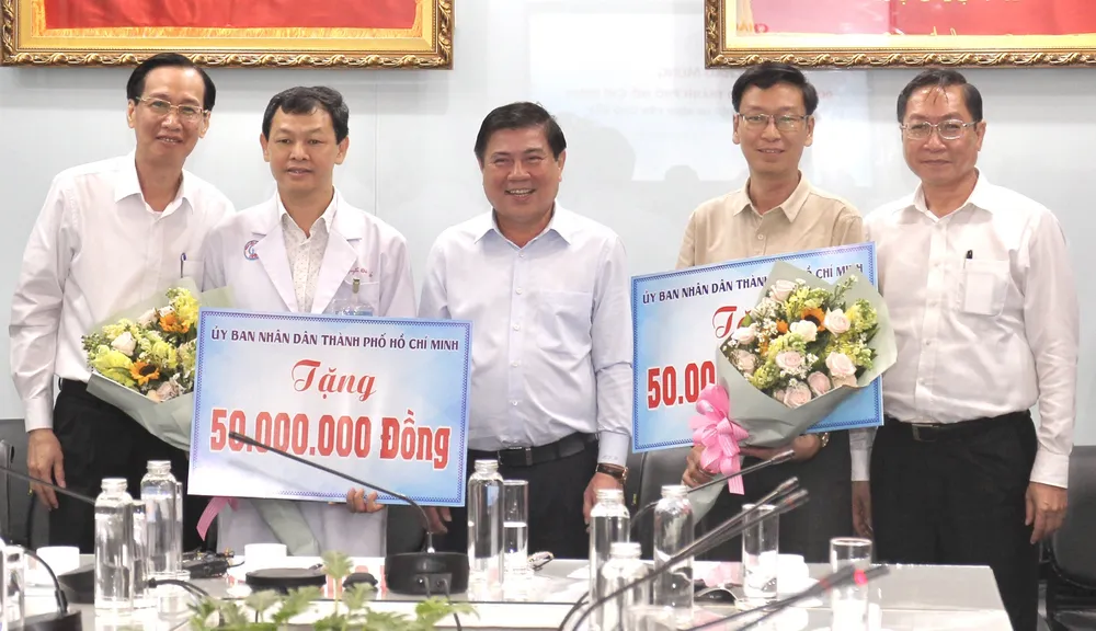 Chủ tịch UBND TPHCM Nguyễn Thành Phong thăm, động viên bệnh nhân phi công người Anh ảnh 4