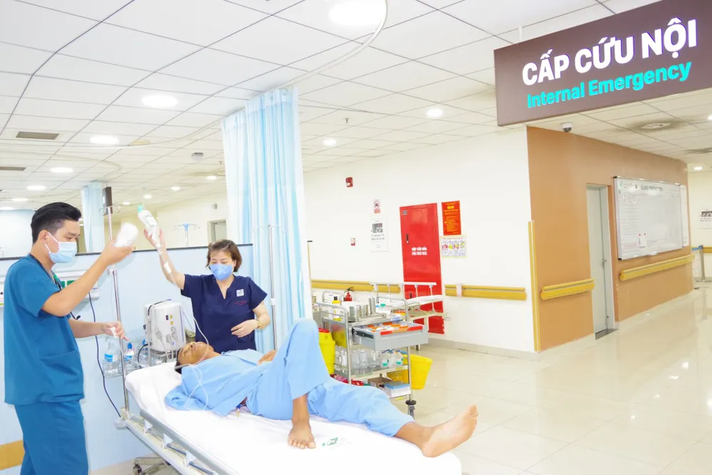 Tổ cấp cứu đường không đưa bệnh nhân từ Trường Sa về đất liền điều trị ảnh 1 Tổ cấp cứu đường không đưa bệnh nhân từ Trường Sa về đất liền điều trị ảnh 1