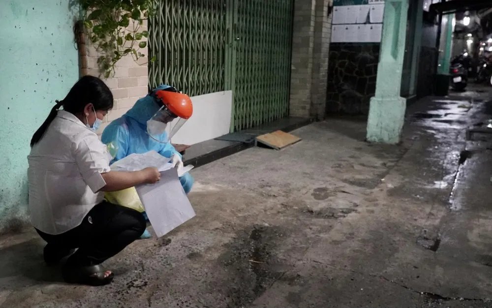 Phát hiện 1 ca mắc Covid-19, quận 1 phong tỏa 3 con hẻm ảnh 1