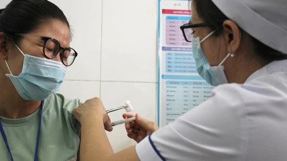 Tình nguyện viên tiêm thử nghiệm vaccine NanoCovax giai đoạn 2. Ảnh: HOÀNG HÙNG