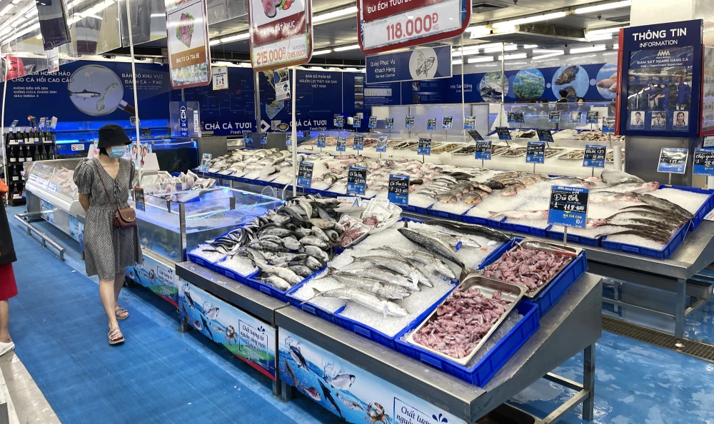 Hải sản bán nhiều tại MM.Mega Market, TP Thủ Đức, TPHCM, ảnh chụp trưa 9-7-2021. Ảnh: HOÀNG HÙNG