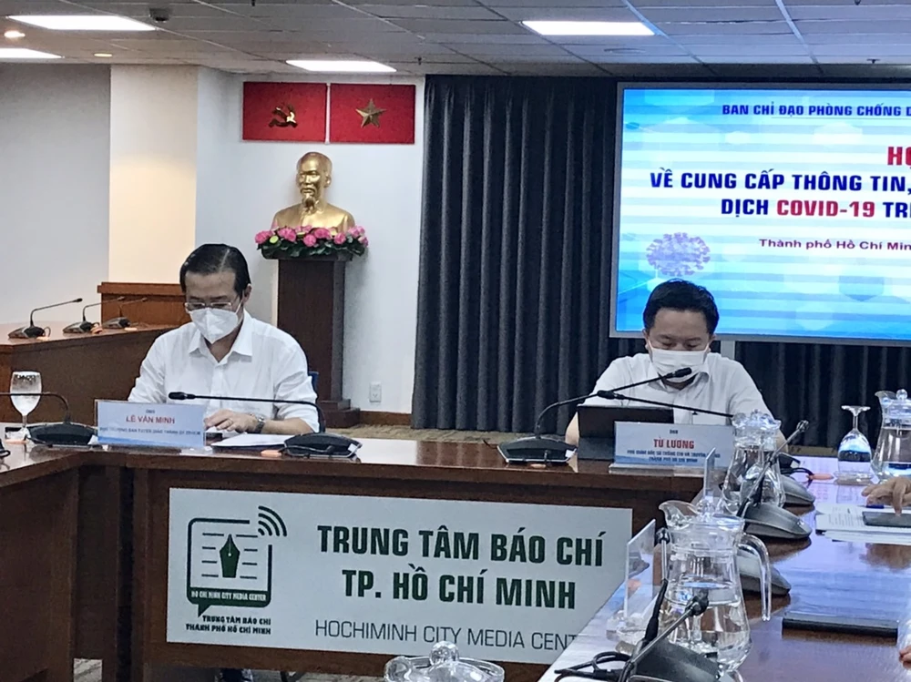 Phó Trưởng Ban Tuyên giáo Thành ủy Lê Văn Minh và Phó Giám đốc Sở TT-TT Từ Lương chủ trì cuộc họp báo