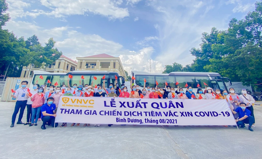 Lễ xuất quân của đội ngũ nhân viên y tế lên đường thực hiện chiến dịch tiêm chủng tại Bình Dương