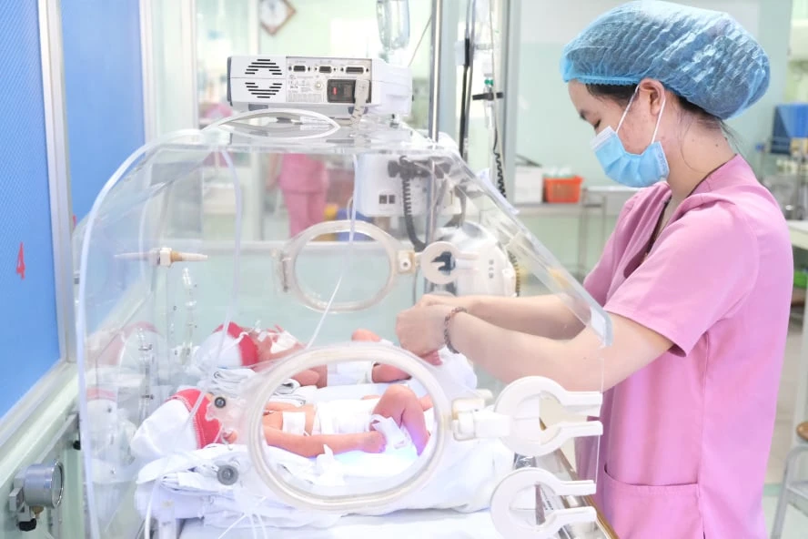 Cứu sống người mẹ mang song thai mắc Covid-19 ảnh 1 Cứu sống người mẹ mang song thai mắc Covid-19 ảnh 1