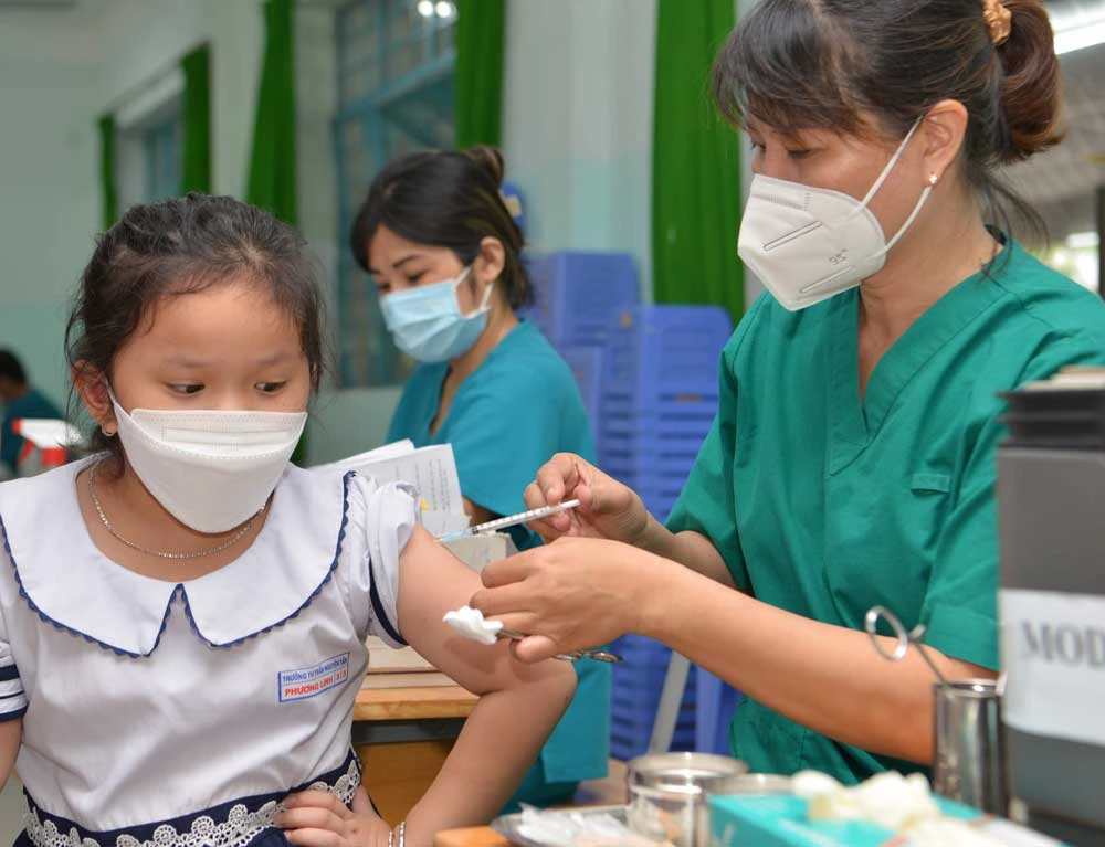 Trẻ em tiêm vaccine phòng Covid-19 tại điểm tiêm trường Tiểu học Hoàng Minh Đạo. Ảnh: CAO THĂNG 