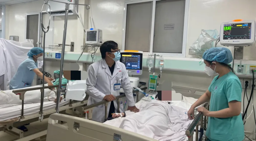 Bác sĩ Bệnh viện Nhân dân Gia Định đang tích cực chăm sóc cho bệnh nhân