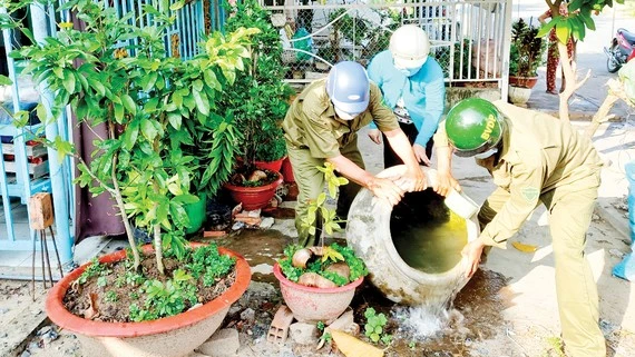 Thay rửa chum vại thường xuyên là biện pháp phòng tránh lăng quăng sinh trưởng thành muỗi