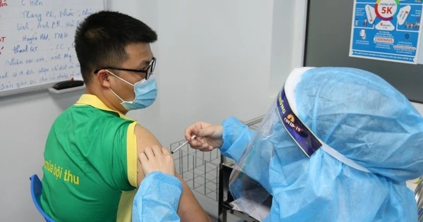 Nhân viên y tế tiêm vaccine cho trẻ em