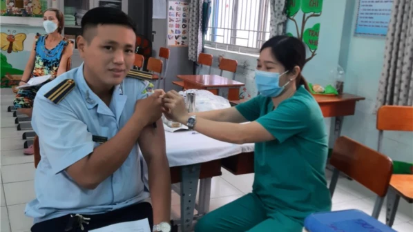 Nhân viên Trung tâm y tế quận 11 tiêm vaccine Covid-19 cho người dân