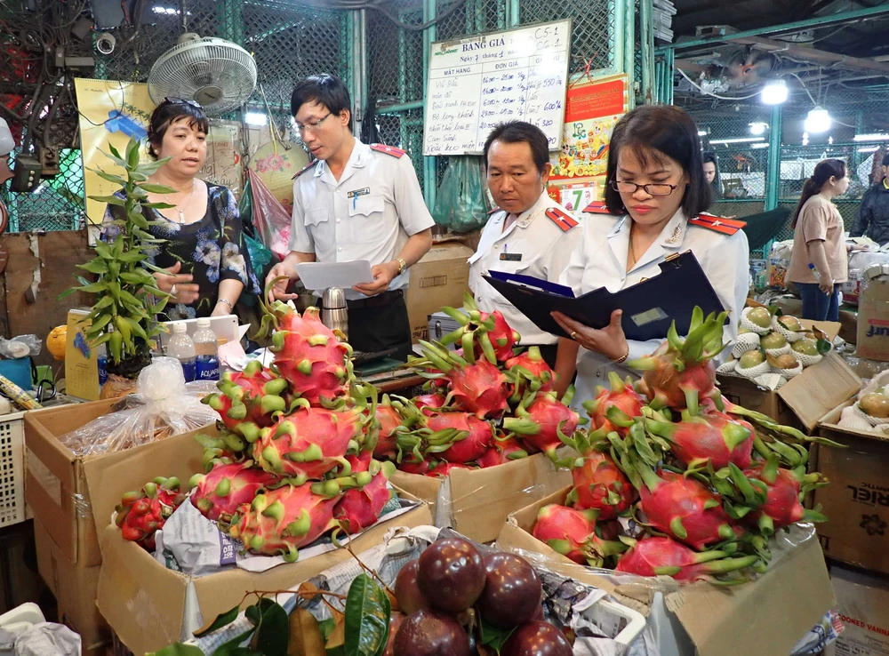 Lực lượng chức năng Ban Quản lý an toàn thực phẩm kiểm tra nguồn gốc xuất xứ thực phẩm tại chợ đầu mối nông sản Thủ Đức