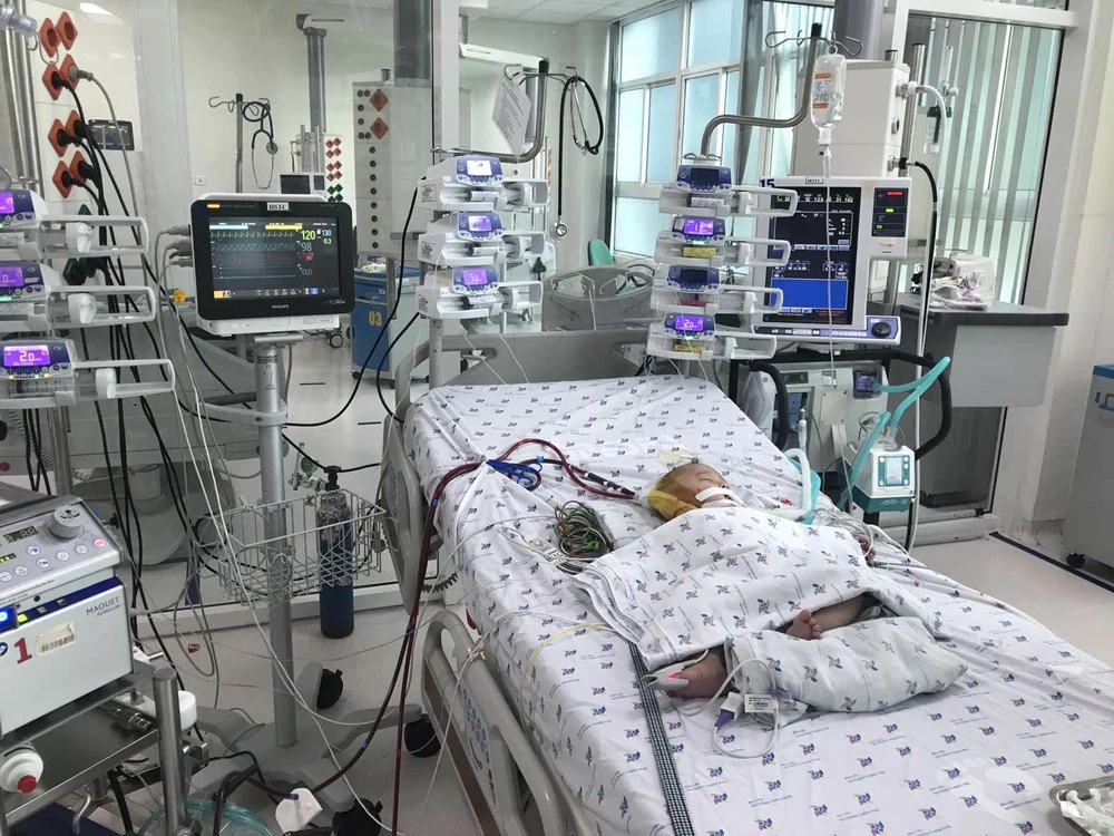 Bệnh nhi hồi phục sau can thiệp ECMO