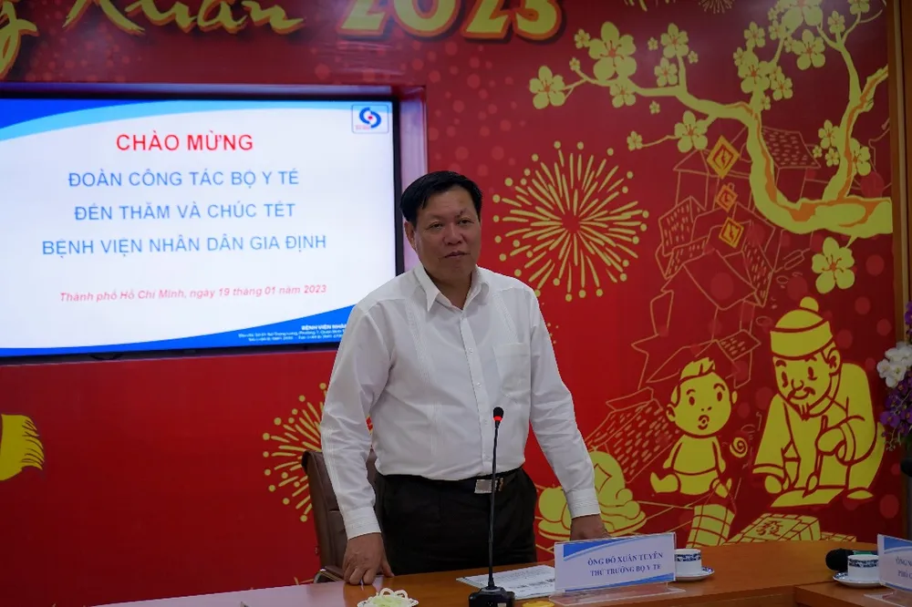 Thứ trưởng Bộ Y tế kiểm tra công tác khám chữa bệnh và phòng chống dịch  ảnh 1