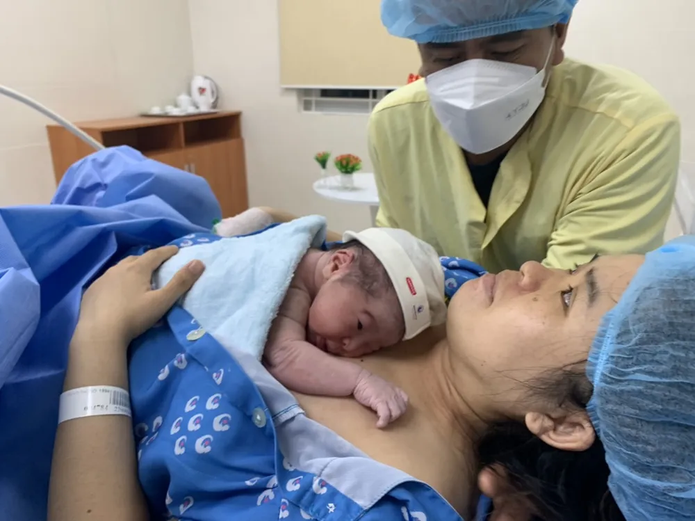 Một cặp vợ chồng hạnh phúc bên đứa con chào đời đúng khoảnh khắc giao thừa Một cặp vợ chồng hạnh phúc bên đứa con chào đời đúng khoảnh khắc giao thừa